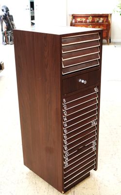 une grande armoire en bois comportant de nombreux tiroirs