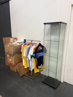 une vitrine en verre dans le coin d'une pièce