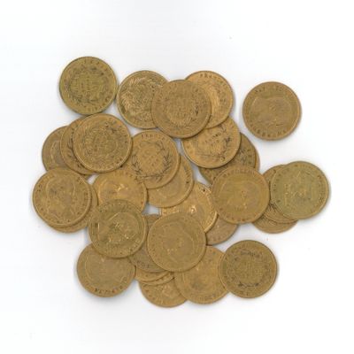 une pile de pièces d'or sur une surface blanche