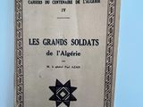 un vieux livre avec un ruban bleu accroché au mur