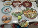 de nombreuses assiettes posées sur la table, ornées d'images