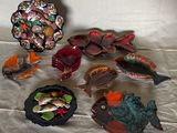 de nombreux types de poissons différents sur la table