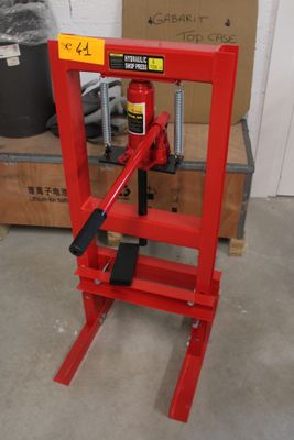 une machine rouge qui se trouve dans un garage