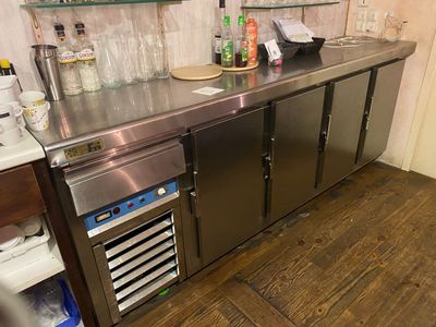 Un réfrigérateur bas en inox LUFRI autonome à 4 portes et 1 …