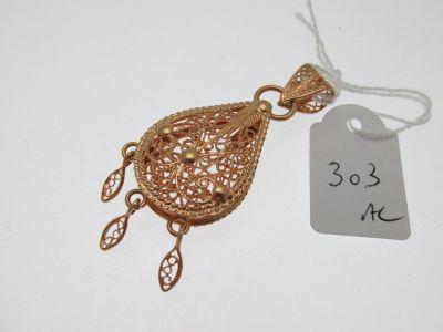 gros plan sur un collier en or portant une étiquette