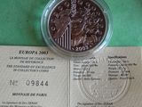 une image représentant une pièce d'argent posée sur une table verte