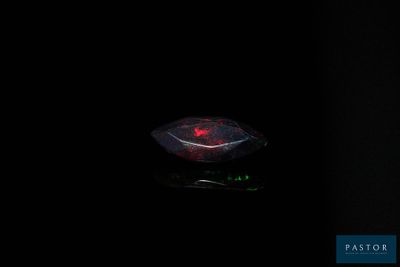 l'image d'un diamant rouge et noir dans l'obscurité