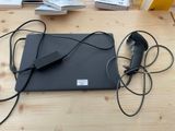 un ordinateur portable et un chargeur posés sur une table