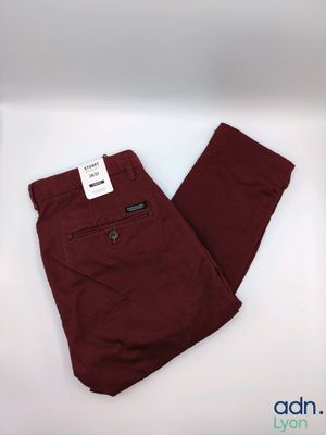 une photo d'un pantalon rouge sur fond blanc