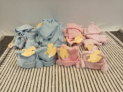 plusieurs paires de chaussures de bébé posées sur un tapis, par terre