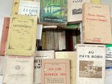plusieurs livres sont empilés sur une table