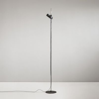 un lampadaire noir posé sur une surface blanche, avec un fond blanc