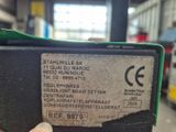 un gros plan sur une étiquette apposée sur une machine dans un entrepôt