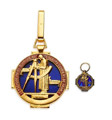 médaille plaquée or ornée d'une croix en émail bleu et d'une médaille en émail bleu