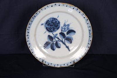 une image représentant une assiette ornée d'une rose sur fond noir