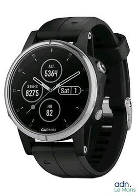 La Garmin est une montre connectée dotée d'un bracelet noir
