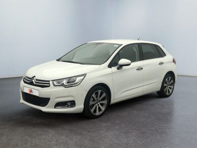 Une Citroën blanche est garée dans une pièce blanche