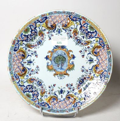 une assiette ornée d'un motif décoratif, posée sur un socle