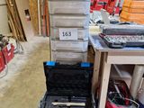 un chariot contenant des outils dans un garage
