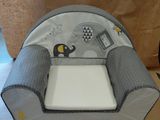 une chaise haute posée sur une table
