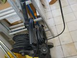 une photo d'une pièce où s'entassent des outils par terre