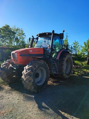 le tracteur est garé sur le bord de la route, dans le champ