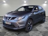 La Nissan QX-V est garée dans un showroom