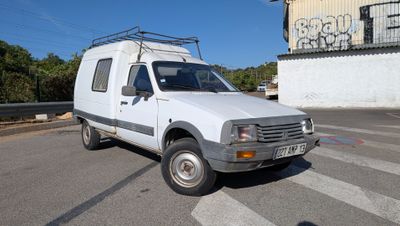 une camionnette blanche garée dans un parking