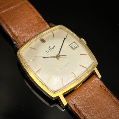 une image d'un gros plan d'une montre-bracelet sur une surface noire