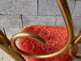 une chaise surmontée d'un coussin rouge
