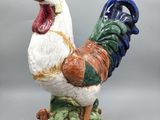 une figurine représentant un coq sur un socle
