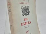 un livre posé sur une table