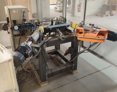 une image d'une machine qui travaille sur un morceau de bois