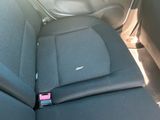 un téléphone portable posé sur la banquette arrière d'une voiture