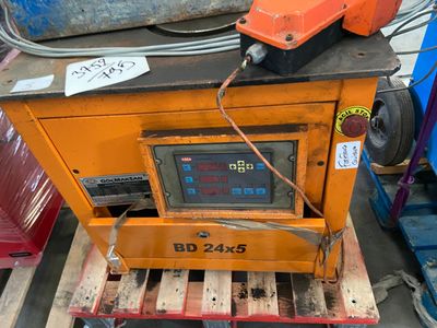 a machine that is sitting on top of a pallet