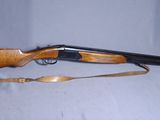un fusil de chasse posé sur une table