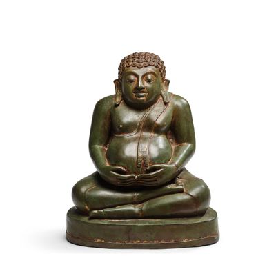 l'image d'une statue représentant une personne assise en position de lotus
