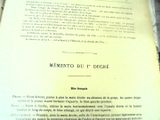 un livre ouvert sur lequel figure la photo d'un homme