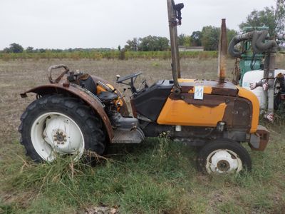 un tracteur qui est à l'arrêt dans l'herbe