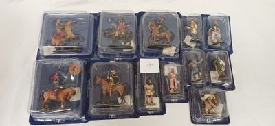 de nombreuses figurines représentant des personnes à cheval, présentées dans des boîtiers en plastique