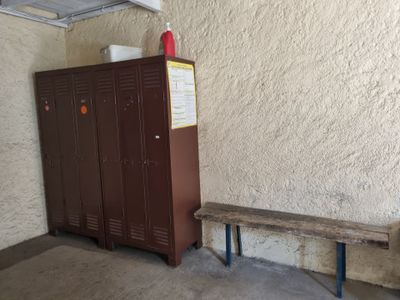 un casier et un banc dans un coin de la pièce