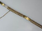 gros plan d'un bracelet en or sur une surface blanche