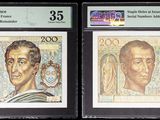 trois types différents de billets de banque exposés dans une vitrine