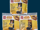 Trois sachets contenant des figurines Lego Star Wars sont posés sur un fond bleu.