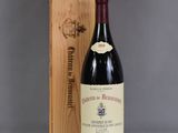 la bouteille de vin rouge se trouve à côté d'une caisse en bois