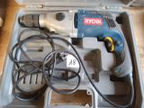 une perceuse filaire dans une boîte à outils contenant des fils électriques