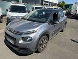 une Citroën argentée garée sur un parking