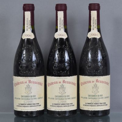 trois bouteilles de vin sont alignées sur une table