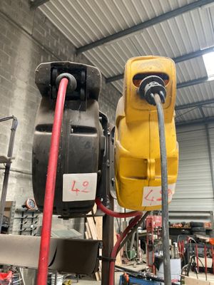 une photo d'une machine jaune et noire dans un garage