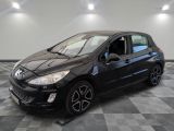 la voiture noire est garée dans le garage sur le sol en damier